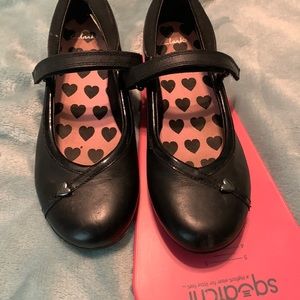Black Clark’s with Velcro strap in good condition. Size 2.